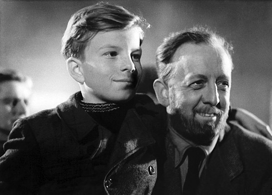 Erwin Geschonneck (rechts) in "Schatten über den Inseln" (1952); Quelle: DEFA-Stiftung, © DEFA-Stiftung, Gerhard Kowalewski