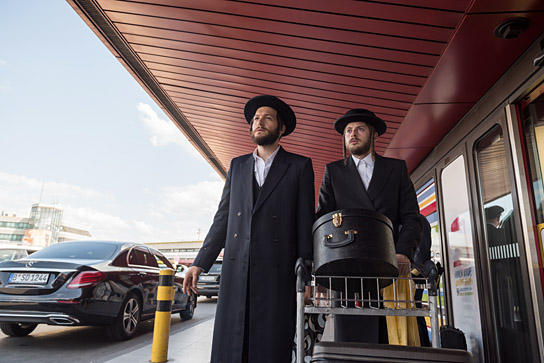 Jeff Wilbusch, Amit Rahav (v.l.n.r.) in "Unorthodox" [Episode 2] (2020); Quelle: Netflix, DFF, © Anika Molnar, Netflix 