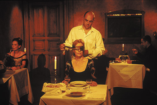 Guntram Brattia, Sabine Bach (beide Mitte) in "venus.de - Die bewegte Frau" (2001); Quelle: filmwerte, © filmwerte Gmbh / www.filmfriend.de