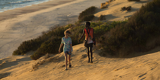 Zita Gaier, Gedion Oduor Wekesa in "Sunburned" (2019); Quelle: Camino Filmverleih, DFF, © NiKo Film, Foto: Giovanni Cimarost