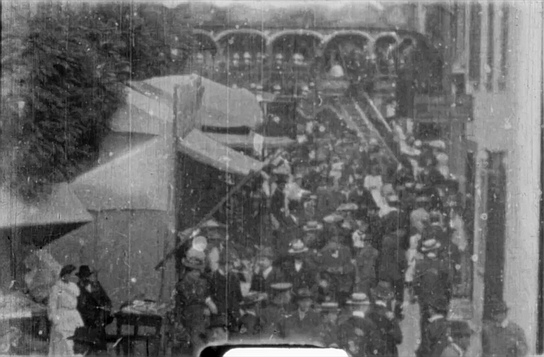 Screenshot aus "Kaisers Karussell in Kronberg" (1905); Quelle: DFF