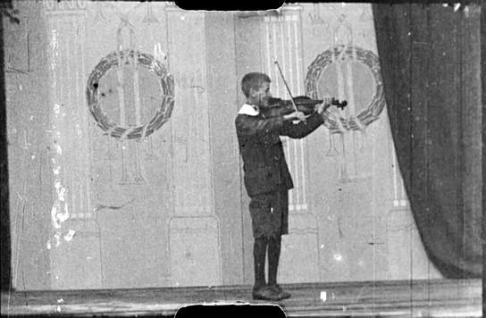 Screenshot mit Willi Neubronner aus "Willi geigt" (1906); Quelle: DFF