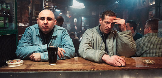 Volkan Türeli, Gerdy Zint (v.l.n.r.) in "Leif in Concert - Vol. 2" (2019); Quelle: missingFILMs, DFF, © Mike Auerbach, Lischke & Klandt Filmproduktion