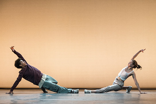 Yalany Marschner, Alexandra Pfeifer in "Into the Beat - Dein Herz tanzt" (2020)