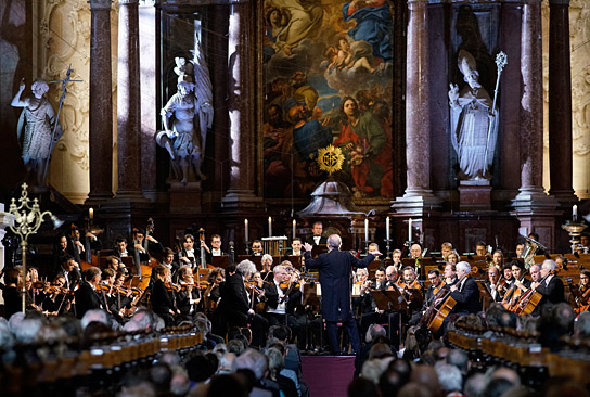 Die Münchner Philharmoniker unter der Leitung von Valery Gergiev (Mitte, von hinten) in "Anton Bruckner - Das verkannte Genie" (2020); Quelle: Arsenal Filmverleih, DFF, © Reinhard Winkler