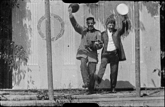 Screenshot aus "Tanzende Männer in Uniform" (19??); Quelle: DFF