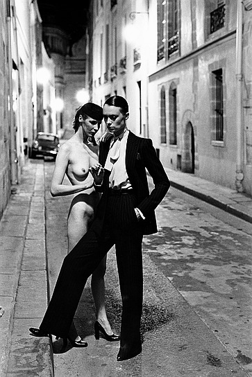 Rue Aubriot, Yves Saint Laurent, 1975 ("Helmut Newton – The Bad and the Beautiful", 2019); Quelle: Filmwelt Verleih, DFF, © Foto: Helmut Newton, Helmut Newton Estate / Courtesy Helmut Newton Foundation