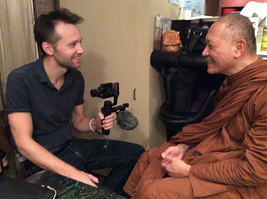Jesco Puluj (links) bei den Dreharbeiten zu "Weltreise mit Buddha" (2019); Quelle: Solidmovies, DFF, © Happy Entertainment