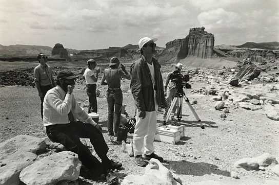 Harry Dean Stanton (sitzend), Wim Wenders (vorne Mitte) bei den Dreharbeiten zu "Paris, Texas", 1983 ("Wim Wenders - Desperado", 2020)