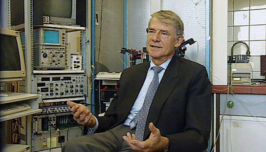 Wolf Singer in "Schnitte in Raum und Zeit" (2006); Quelle: film & kunst