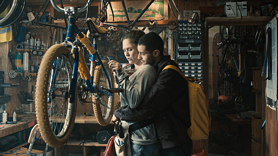 Emily Cox, Mehdi Meskar in "Nur ein Augenblick" (2019); Quelle: farbfilm verleih, DFF, © Sören Schulz, neue impuls film