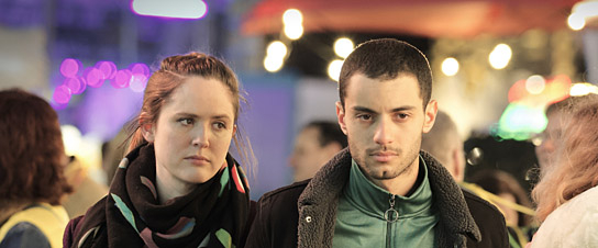 Emily Cox, Mehdi Meskar in "Nur ein Augenblick" (2019); Quelle: farbfilm verleih, DFF, © Sören Schulz, neue impuls film