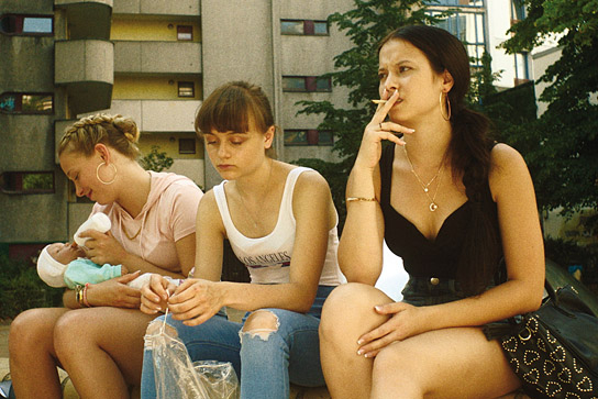 Lena Klenke, Lena Urzendowsky, Elina Vildanova (v.l.n.r.) in "Kokon" (2020); Quelle: Edition Salzgeber, DFF 