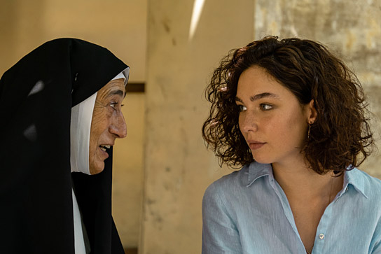 Matilda de Angelis (rechts) in "Der göttliche Andere" (2020); Quelle: Warner Bros. Pictures Germany, DFF, © 2020 X Filme Creative Pool GmbH, Madeleine s.r.l., Warner Bros.