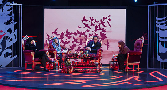 Behnaz Jafari (links), Arman Darvish (2.v.r.), Sadaf Asgari (rechts) in "Yalda - A Night for Forgiveness" (2019); Quelle: Little Dream Entertainment, DFF, © JBA Productions