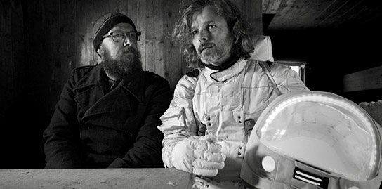 Sebastian Horn, Gerd Baumann (v.l.n.r.) in "Dreiviertelblut - Weltraumtouristen" (2020); Quelle: Südkino Filmproduktion, DFF, © Südkino