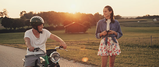 Sebastian Schindler, Hannah Bauer in "Mit dem Rückwärtsgang nach vorn" (2020); Quelle: RECED Production, DFF, © Schnoifabrik Media & Skyeye Pictures