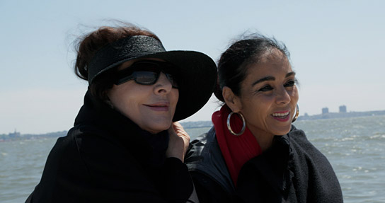 Marina Abramović, Shirin Neshat (v.l.n.r.) in "Body of Truth" (2019); Quelle: Filmwelt Verleihagentur, DFF, © Börres Weiffenbach