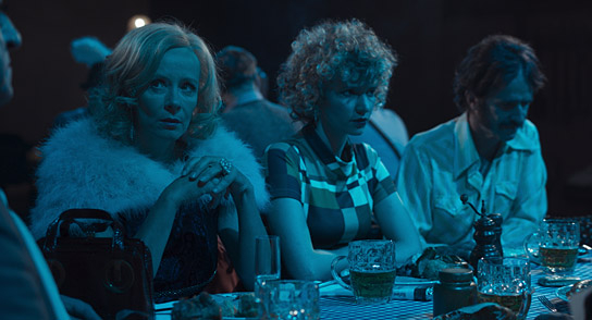 Katja Riemann, Frida-Lovisa Hamann, Felix Hellmann (v.l.n.r.) in "Enfant Terrible" (2020); Quelle: Weltkino Filmverleih, DFF, © Bavaria Filmproduktion