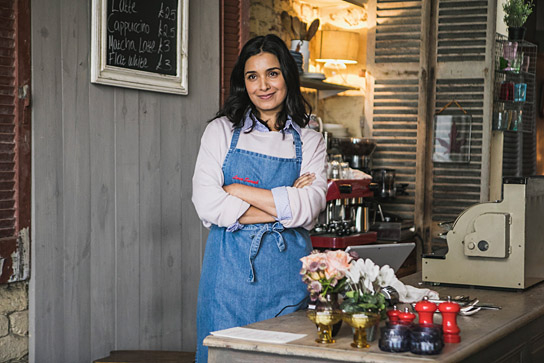 Shelley Conn in "Love Sarah - Liebe ist die wichtigste Zutat" (2020); Quelle: Weltkino Filmverleih, DFF, © FEMME FILMS, Foto: Ali Tollervey