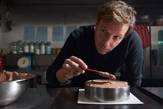 Rupert Penry-Jones in "Love Sarah - Liebe ist die wichtigste Zutat" (2020); Quelle: Weltkino Filmverleih, DFF, © FEMME FILMS, Foto: Laura Radford