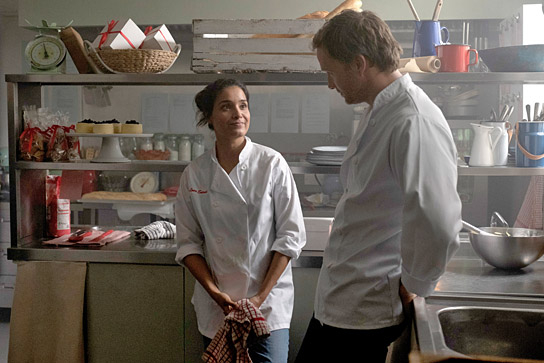 Shelley Conn, Rupert Penry-Jones in "Love Sarah - Liebe ist die wichtigste Zutat" (2020); Quelle: Weltkino Filmverleih, DFF, © FEMME FILMS, Foto: Laura Radford