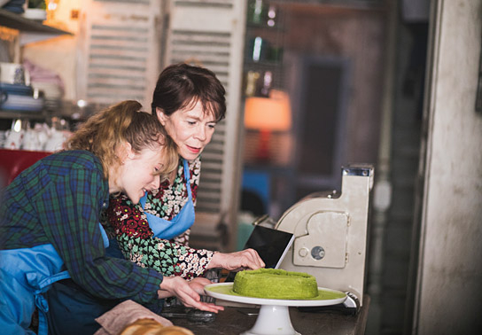 Shannon Tarbet, Celia Imrie (v.l.n.r.) in "Love Sarah - Liebe ist die wichtigste Zutat" (2020); Quelle: Weltkino Filmverleih, DFF, © FEMME FILMS, Foto: Ali Tollervey