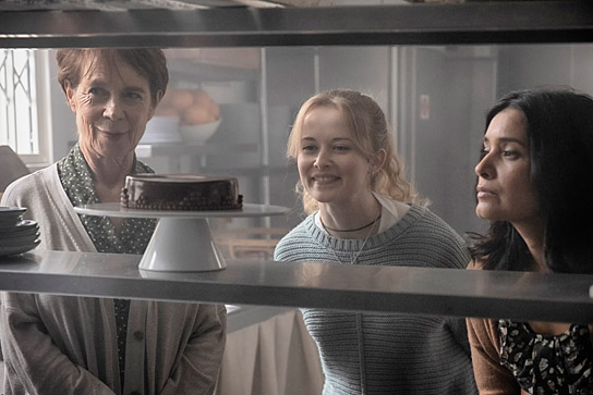 Celia Imrie, Shannon Tarbet, Shelley Conn (v.l.n.r.) in "Love Sarah - Liebe ist die wichtigste Zutat" (2020); Quelle: Weltkino Filmverleih, DFF, © FEMME FILMS, Foto: Laura Radford