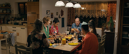 Irit Kaplan, Luise Wolfram, Moran Rosenblatt, John Carroll Lynch,  Eyal Shikratzi, Aviv Pinkas (v.l.n.r.) in "Kiss Me Kosher" (2020); Quelle: X Verleih, DFF, © X Verleih AG