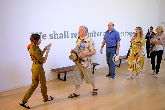 Aviv Pinkas, Bernhard Schütz, John Carroll Lynch, Irit Kaplan, Eyal Shikratzi, Juliane Köhler (v.l.n.r.) in "Kiss Me Kosher" (2020); Quelle: X Verleih, DFF, © Fireglory Pictures, Foto: Tomer Appelbaum