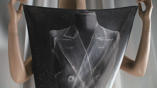 Silhouette der Frühjahr/Sommer-Kollektion 2009, ausgestellt im Museum für Mode, Palais Galliera ("Martin Margiela - Mythos der Mode", 2020); Quelle: NFP Marketing & Distribution*, DFF, © 2019 Reiner Holzemer Film, RTBF, Aminata Productions
