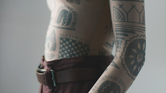 Das "Tattoo Top" – Frühjahr/Sommer 1989 ("Martin Margiela - Mythos der Mode", 2020); Quelle: NFP Marketing & Distribution*, DFF, © 2019 Reiner Holzemer Film, RTBF, Aminata Productions