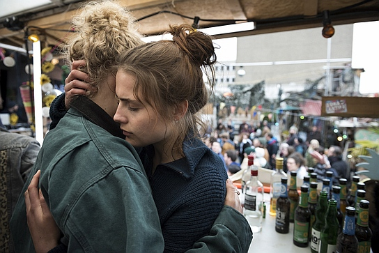  Luisa-Céline Gaffron, Mala Emde (v.l.n.r.) in "Und morgen die ganze Welt" (2020); Quelle: Alamode Filmverleih, DFF, © Alamode Film, Foto: Oliver Wolff