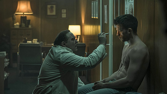 Gustav-Peter Wöhler, Jannis Niewöhner (v.l.n.r.) in "Cortex" (2020); Quelle: Warner Bros. Pictures Germany, DFF, © 2020 Warner Bros. Ent., Paloma Entertainment, Gordon Timpen