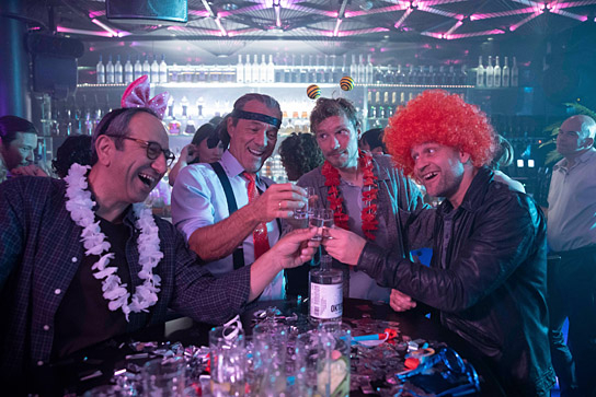 Hilmi Sözer, Heiner Lauterbach, Jacob Matschenz, Jürgen Vogel (vorne v.l.n.r.) in "Es ist zu deinem Besten" (2020); Quelle: Studiocanal, DFF, © Studiocanal GmbH, Frédéric Batier