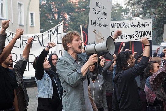 Jacob Matschenz (Mitte) in "Es ist zu deinem Besten" (2020); Quelle: Studiocanal, DFF, © Studiocanal GmbH, Frédéric Batier