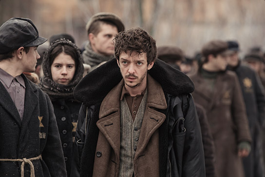 Nahuel Pérez Biscayart (Mitte) in "Persischstunden" (2020); Quelle: Alamode Filmverleih, DFF, © Alamode Film