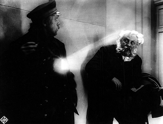 Georg John, Emil Jannings (v.l.n.r.) in "Der letzte Mann" (1924)