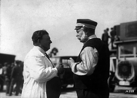 Karl Freund, Emil Jannings (v.l.n.r.) bei den Dreharbeiten zu "Der letzte Mann" (1924)