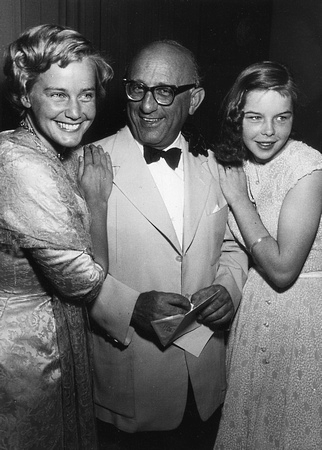 Maria Schell, Robert Siodmak, Barbara Rost (v.l.n.r.) anlässlich der Uraufführung von "Die Ratten" bei der 5. Berlinale 1955