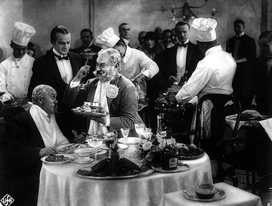 Georg John (sitzend), Emil Jannings (Mitte) in "Der letzte Mann" (1924)