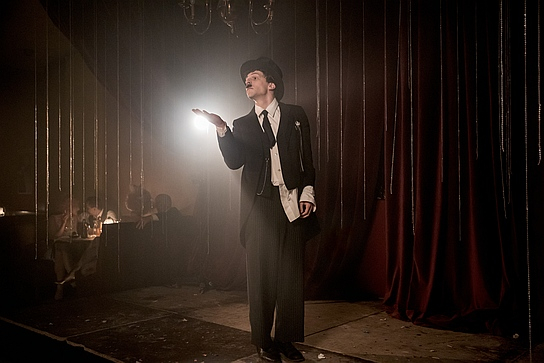 Jesse Eisenberg in "Résistance" (2020); Quelle: Warner Bros. Pictures Germany, DFF, © 2020 Resistance Pictures Limited, Pantaléon Films GmbH, Frédéric Batier