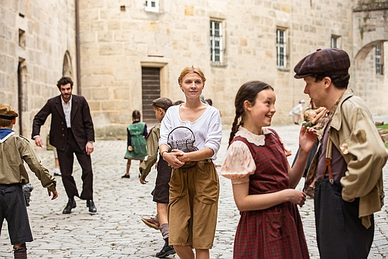 Félix Moati (2.v.l.), Clémence Poésy (Mitte), Bella Ramsey (2.v.r.), Jesse Eisenberg (rechts) in "Résistance" (2020); Quelle: Warner Bros. Pictures Germany, DFF, © 2020 Resistance Pictures Limited