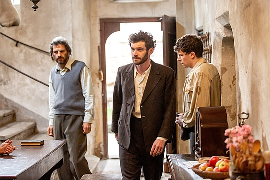 Géza Röhrig, Félix Moati, Jesse Eisenberg (v.l.n.r.) in "Résistance" (2020); Quelle: Warner Bros. Pictures Germany, DFF, © 2020 Resistance Pictures Limited