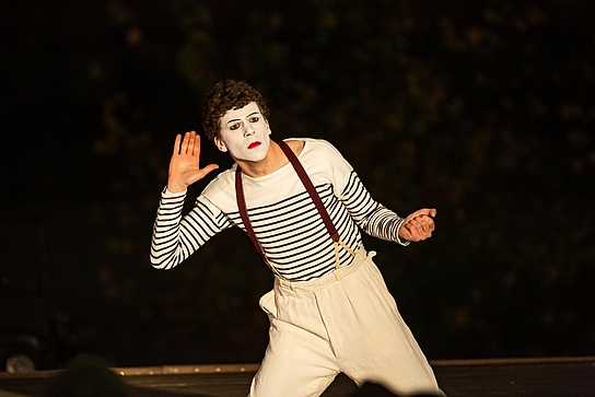 Jesse Eisenberg in "Résistance" (2020); Quelle: Warner Bros. Pictures Germany, DFF, © 2020 Resistance Pictures Limited