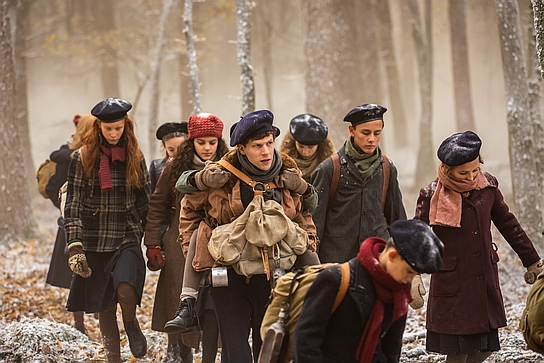 Jesse Eisenberg (5.v.r.) in "Résistance" (2020); Quelle: Warner Bros. Pictures Germany, DFF, © 2020 Resistance Pictures Limited