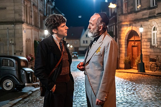 Jesse Eisenberg, Karl Markovics (v.l.n.r.) in "Résistance" (2020); Quelle: Warner Bros. Pictures Germany, DFF, © 2020 Resistance Pictures Limited