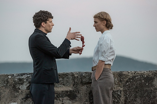 Jesse Eisenberg, Clémence Poésy in "Résistance" (2020); Quelle: Warner Bros. Pictures Germany, DFF, © 2020 Resistance Pictures Limited, Pantaléon Films GmbH, Frédéric Batier