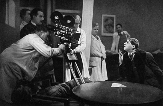Fritz Lang (2.v.l.), Fritz Rasp (rechts) bei den Dreharbeiten zu "Frau im Mond" (1929); Quelle: Murnau-Stiftung, DFF, © Horst von Harbou - Deutsche Kinemathek