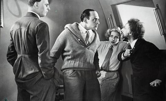 Fritz Rasp, Gustav von Wangenheim, Gerda Maurus, Klaus Pohl (v.l.n.r) in "Frau im Mond" (1929); Quelle: Murnau-Stiftung, DFF, © Horst von Harbou - Deutsche Kinemathek